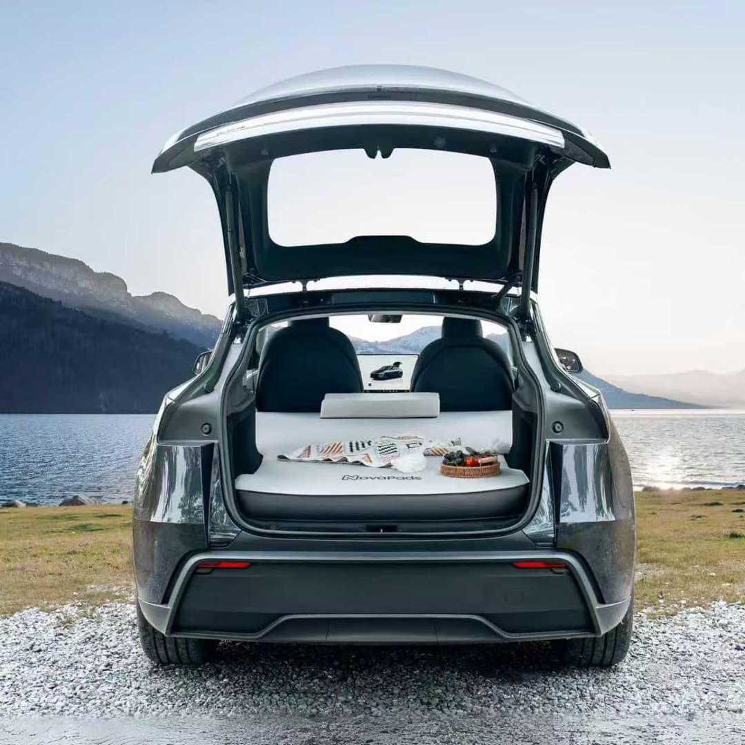 Colchón de camping instalado en el baúl de Tesla Model Y