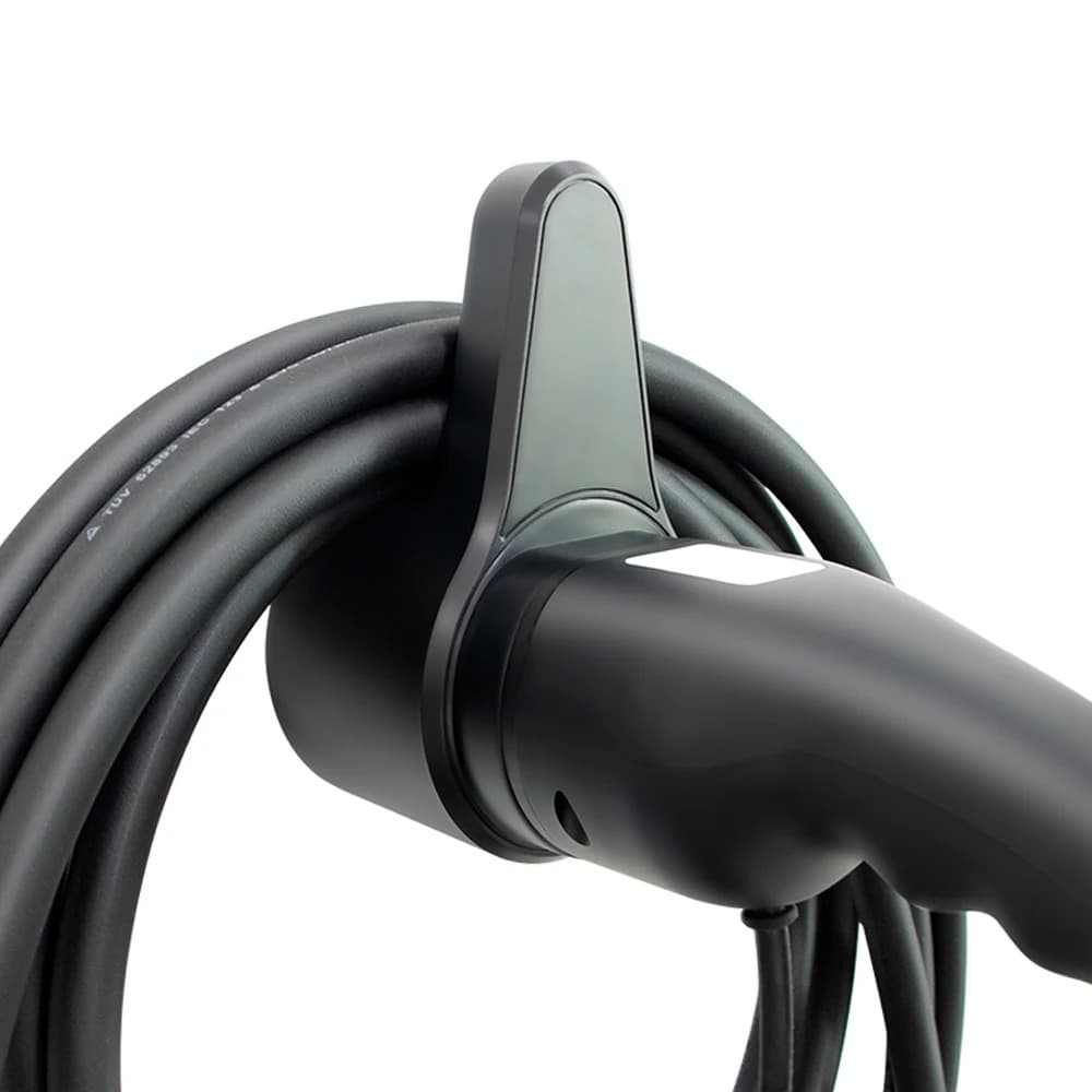 Dock mural sosteniendo un conector Type 2 con el cable enrollado