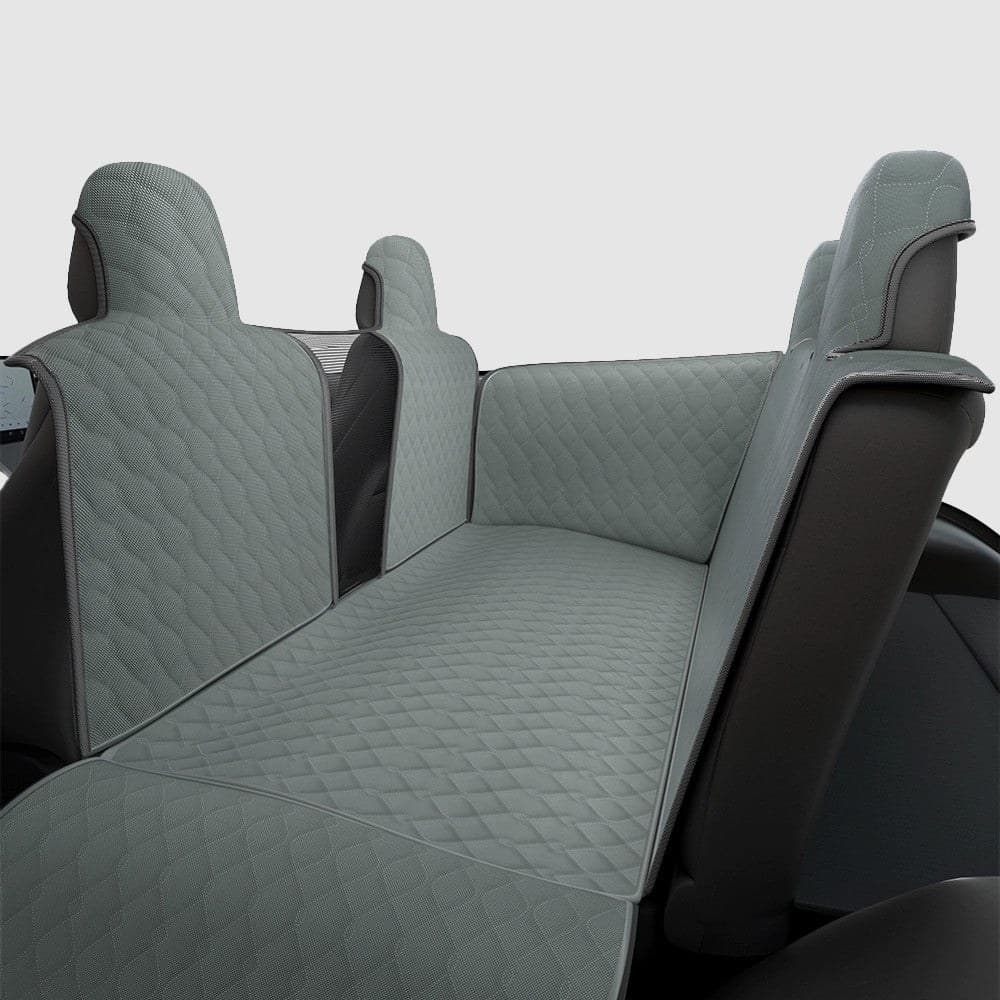 Funda protectora para mascotas en el asiento trasero de Tesla