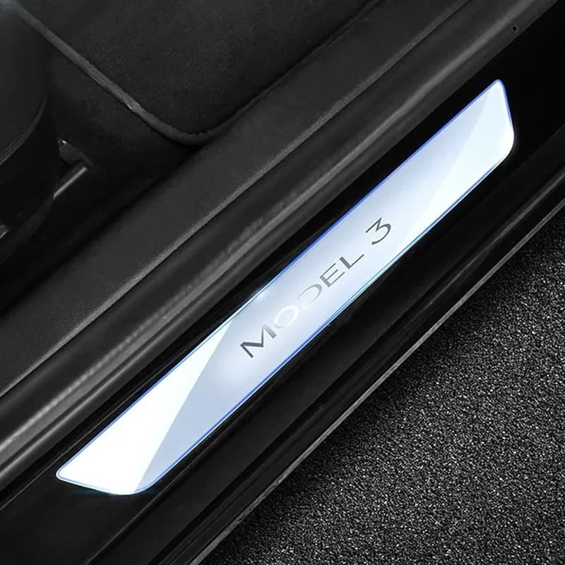 Film TPU transparente aplicado sobre el umbral de puerta de un Tesla Model 3
