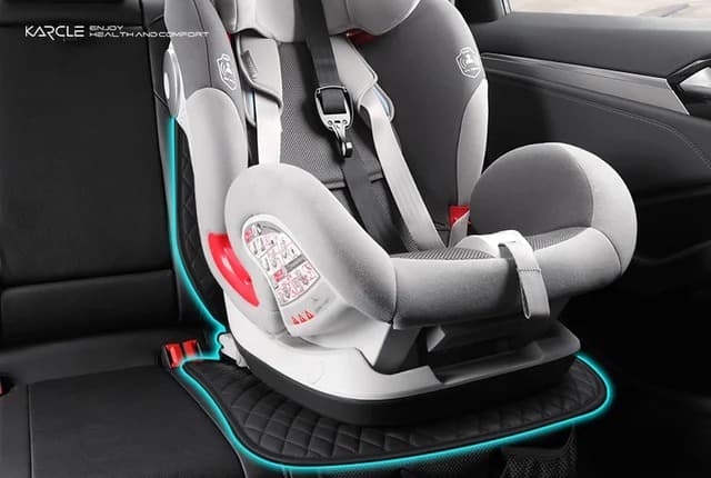 Protector de asiento debajo de una silla infantil en el asiento trasero