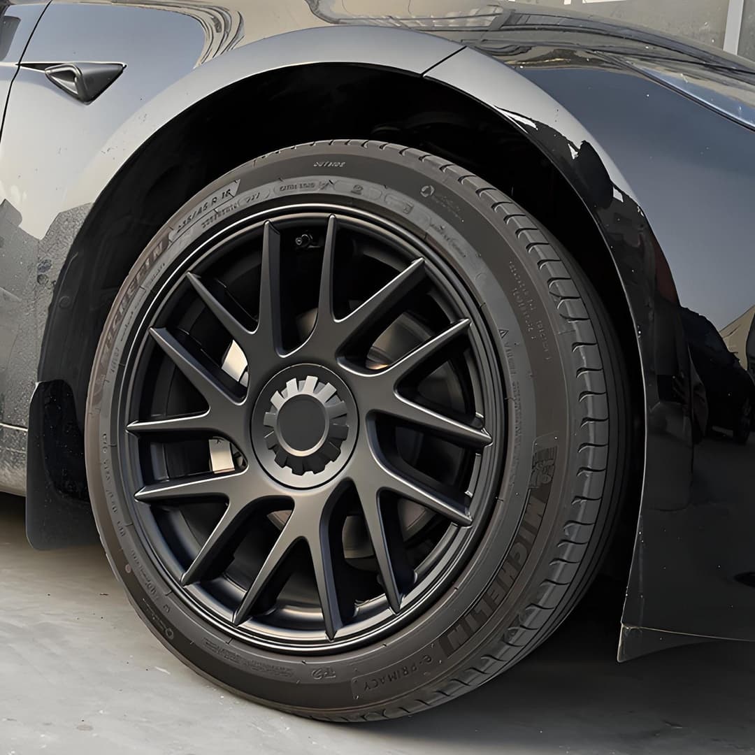 Tapa aerodinámica de 18" instalada en llanta de Tesla Model 3 Highland